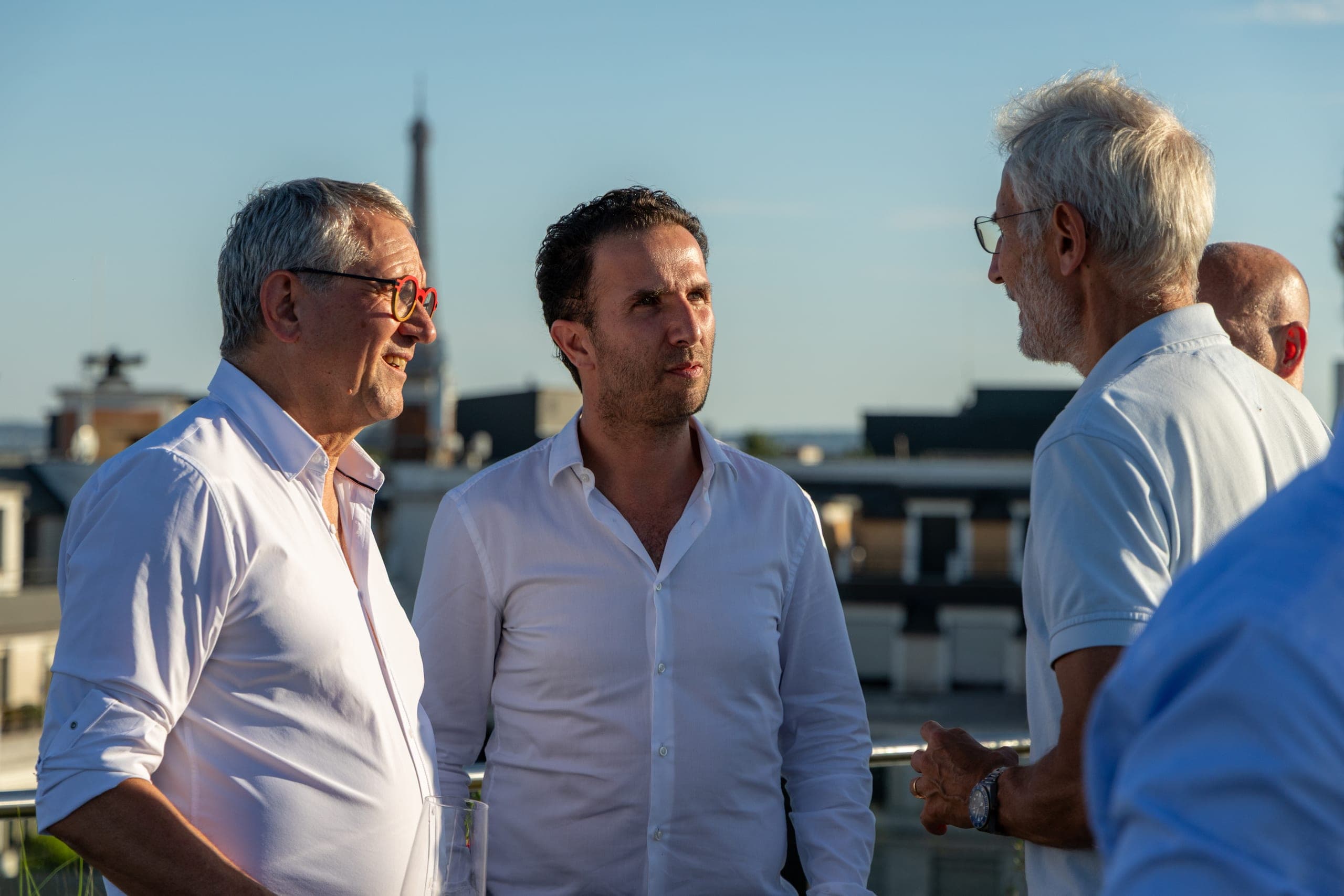 Trois membres du collectif Seed4Soft en conversation sur une terrasse parisienne